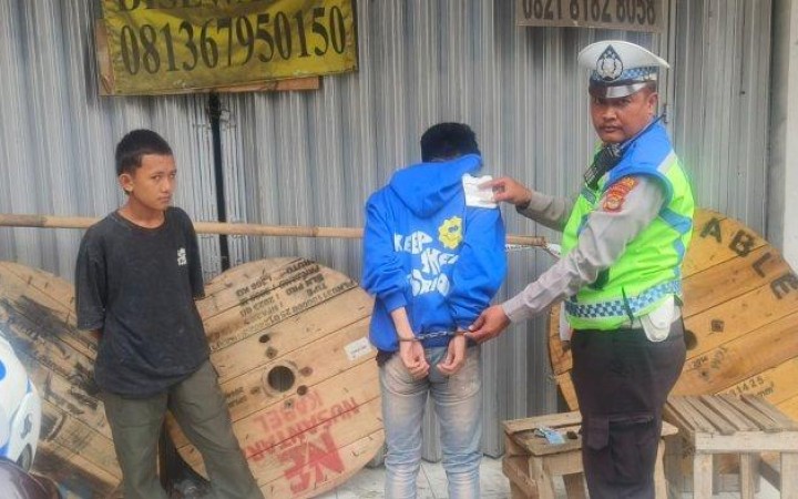 Tiga orang remaja di Bandar Lampung kedapatan polisi membawa narkotika jenis tembakau sintetis. (foto:beritalampung)
