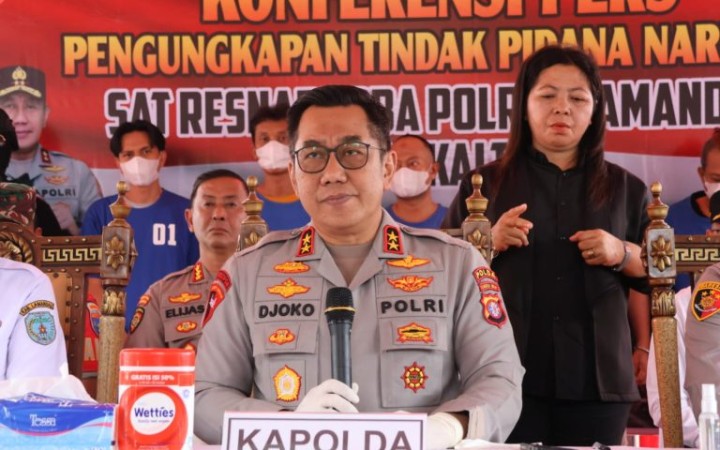 Kapolda Kalimantan Tengah (Kalteng) Irjen Pol Djoko Poerwanto saat memimpin langsung konferensi pers, di halaman Mapolres Lamandau, Rabu (22/5). (gemapos/polda kalteng)