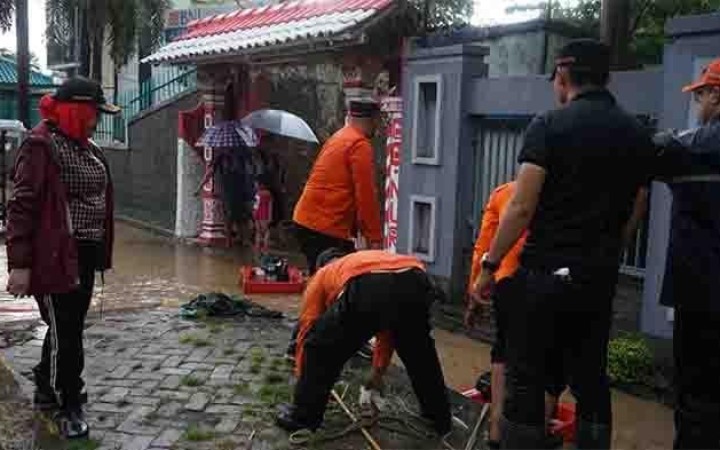 Wali Kota Bandar Lampung Eva Dwina bersama sejumlah OPD terjun langsung meninjau sejumlah drainase di Kecamatan Panjang. (foto:beritalampung)