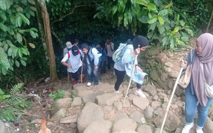 Para pengunjung wisata alam Badui berjalan hati - hati saat melintasi jalan setapak dengan kondisi curam tebing ketika naik menuju lokasi Gajeboh di pedalaman Badui. (ant)
