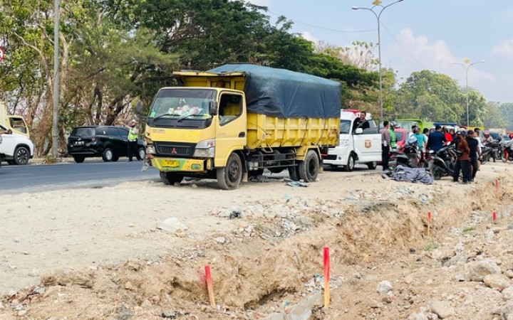 Kondisi di Lokasi kejadian usai terjadi tabrakan antara pengendara sepeda motor dan truk di Jalan Soekarno – Hatta Kota Bandar Lampung, Jumat (20/10/2023). (foto:gemapos/lampung geh)