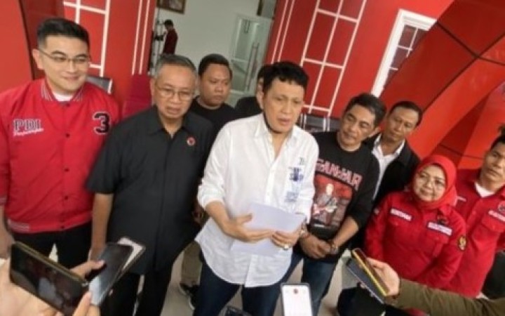 Ketua Tim Pemenangan Daerah (TPD) Ganjar-Mahfud Lampung Edward Syah Pernong umumkan nama-nama TPD Lampung, Jumat (24/11/2023). (foto:beritalampung)