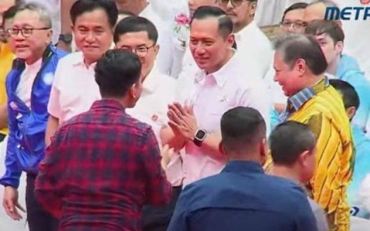 Tangkap layar- Gibran menyalami Pimpinan Partai Koalisi Indonesia Maju (KIM) saat hadir di Rakernas Projo, Jakarta, Sabtu (14/10/2023). (foto:gemapos/MetroTV)