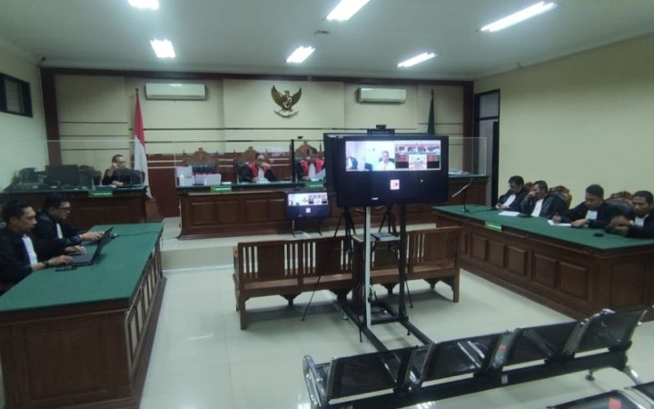 Sidang Bupati Bangkalan nonaktif Abdul Latif Amin Imron di Pengadilan Negeri Tindak Pidana Korupsi Surabaya. (foto:gemapos/antara)