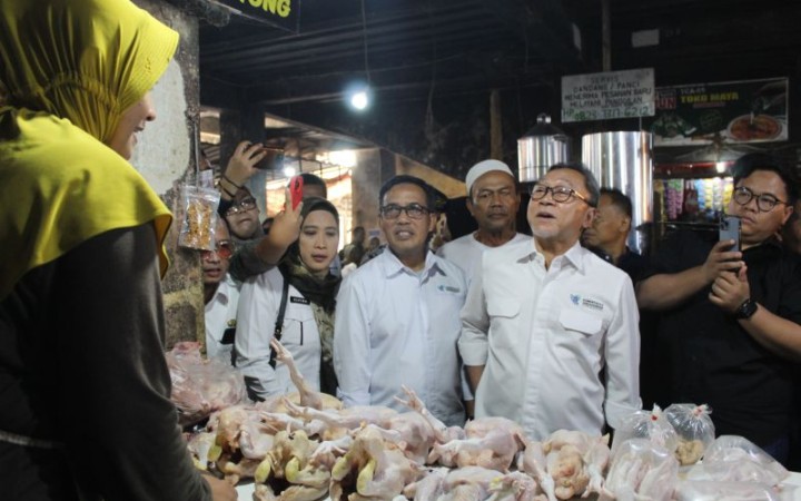 Menteri Perdagangan (Mendag) Zulkifli Hasan saat memantau harga pangan di pasar tradisional Natar. Lampung Selatan, Rabu (20/9/2023). (foto;beritalampung/ant)