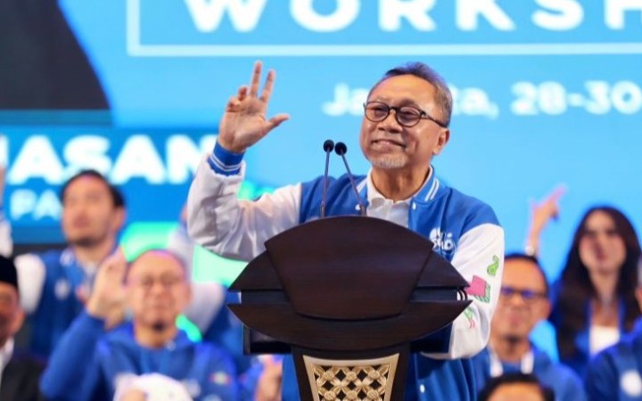Ketua Umum Partai Amanat Nasional (PAN) Zulkifli Hasan menyampaikan sambutannya pada acara pembukaan Peringatan HUT Ke-25 PAN di kawasan Senayan, Jakarta, Senin (28/8/2023) malam. (foto:gemapos/ant)