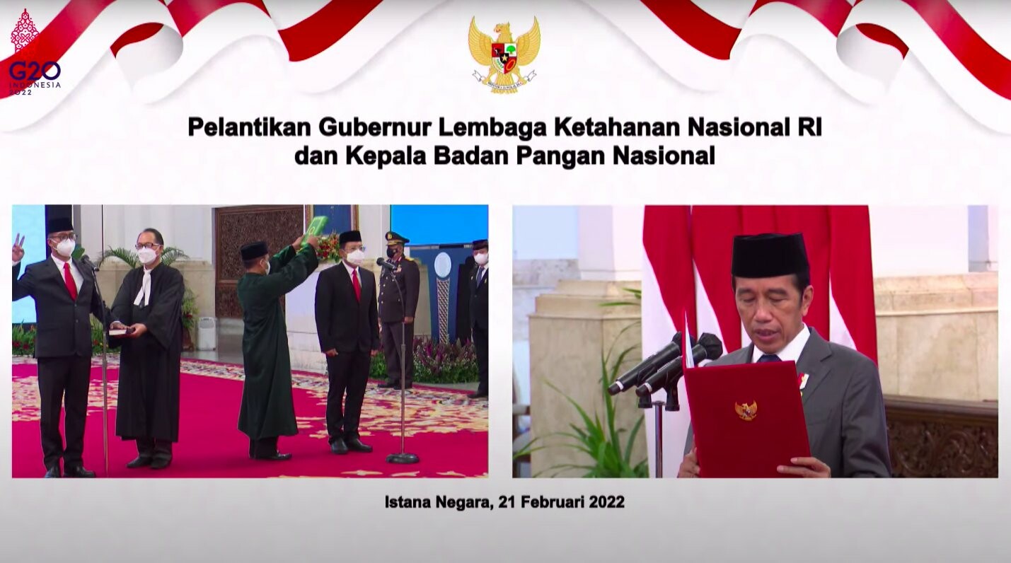 Presiden Jokowi dalam melantik Arief Prasetyo Adi sebagai Kepala Badan Pangan Nasional dan Andi Widjajanto sebagai Gubernur Lembaga Ketahanan Nasional di Istana Negara
