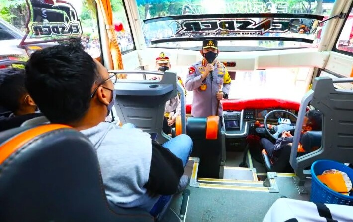 Kapolri Jenderal Pol. Listyo Sigit Prabowo dalam acara pelepasan mudik gratis Polri 2022 di Parkir Timur Gelora Bung Karno (GBK) Senayan, Jakarta