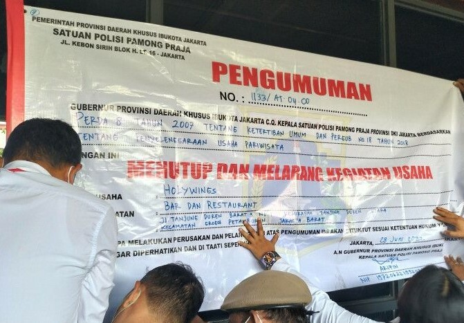 Petugas Satpol PP menyegel Holywings Tanjung Duren, Jakarta Barat, Selasa (28/6/2022). (sumber: ant)