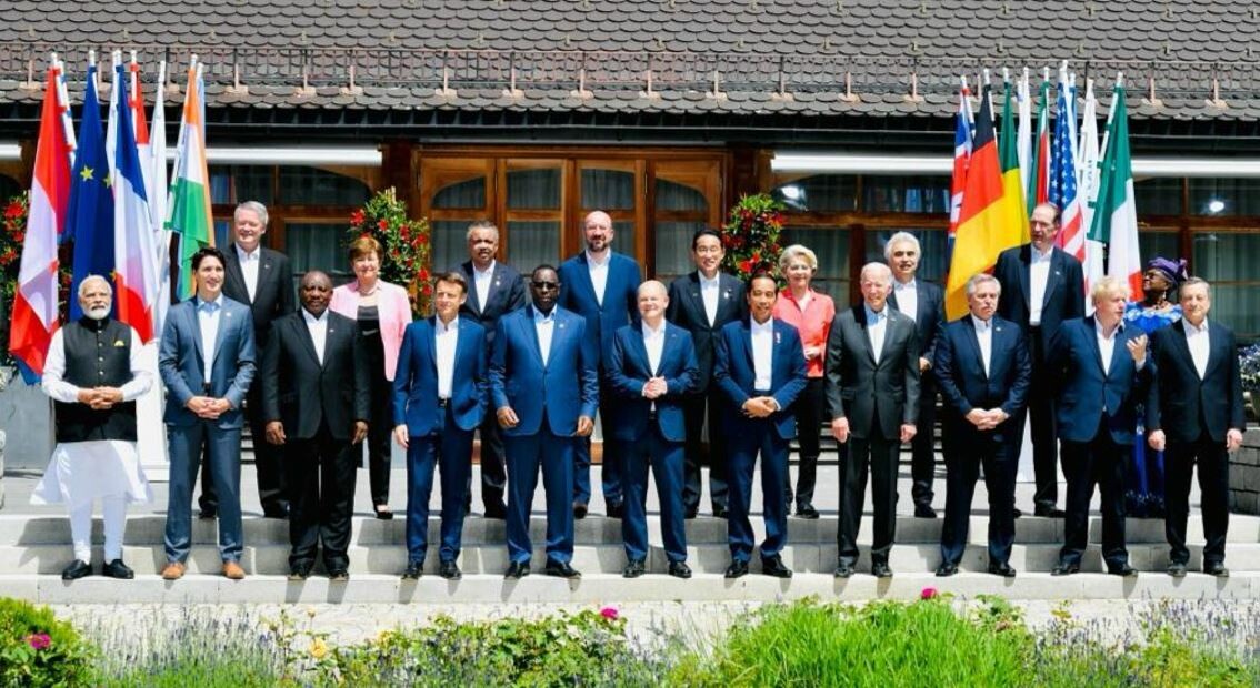 Presiden Joko Widodo berfoto bersama dengan para pemimpin negara-negara G7 pada KTT G7 yang digelar di Schloss Elmau, Jerman, pada Senin (27/6/2022). (sumber: setpres)