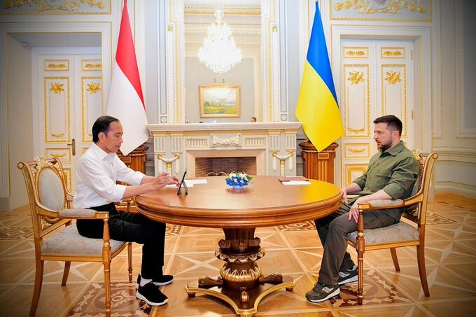 Presiden Jokowi saat melakukan pertemuan bersama Presiden Zelenskyy, di Kyiv, Ukraina, Rabu (29/6/2022). (sumber: twitter @jokowi)