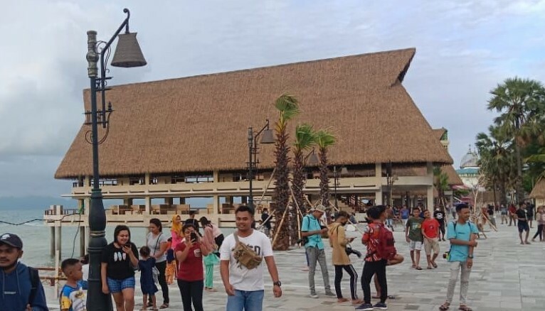 Lopo Pesisir Pantai Kota Kupang di Kelurahan Kelapa Lima Kecamatan Kelapa Lima, Kupang, NTT yang dikunjungi banyak wisatawan.