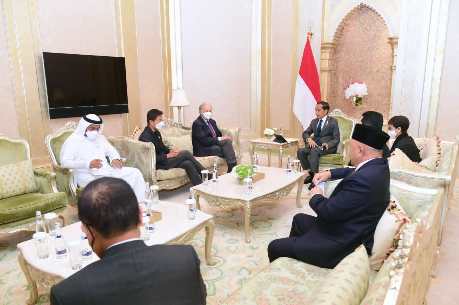 Presiden Joko Widodo berdialog dengan sejumlah investor dan pengusaha di Hotel Emirates Palace, Abu Dhabi, PEA, pada Jumat, 1 Juli 2022. (sumber: setpres)