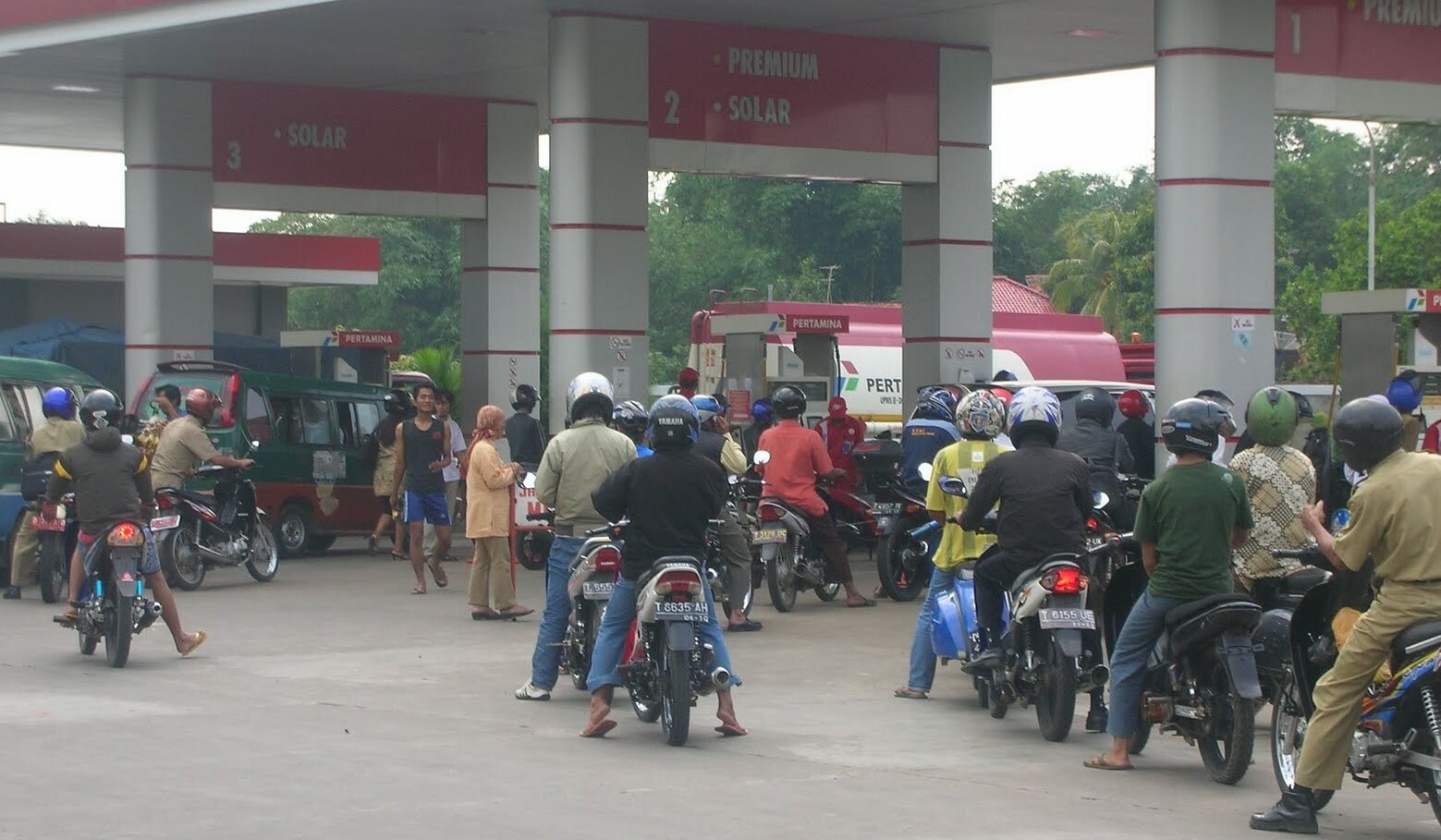 Antrian pengendara untuk mengisi BBM di SPBU Pertamina. (ist)