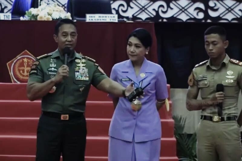 Panglima TNI Jenderal TNI Andika Perkasa bersama istri memberikan nasihat kepada calon perwira remaja TNI Imron Ichwani