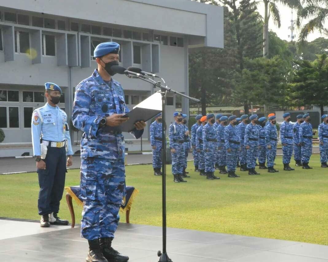 Direktur Pendidikan Marsma TNI Meka Yudanto, S.Sos., M.A.P. saat membacakan amanat dari Panglima TNI Jenderal TNI Andika Perkasa pada Upacara Bendera 17 Oktober 2022