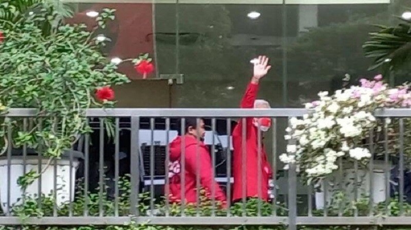 Ganjar Pranowo tampak melambaikan tangan saat tiba di Kantor PDI Perjuangan, Senin (24/10/2022) sore. (ist)