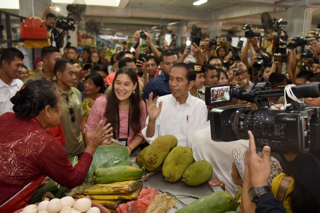 Doc-Presiden Jokowi berdialog dengan pedagang saat mengunjungi Pasar Badung, di Kecamatan Denpasar, Kota Denpasar, Sabtu (18/5/2019) pagi. (ist)