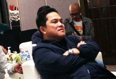 Menteri Badan Usaha Milik Negara (BUMN) Erick Thohir (kanan) bersama Wakil Ketua Millennials BUMN Surabaya Raya Berry FS Pariela (tengah) nonton bareng (nobar) pembukaan Piala Dunia 2022 di Surabaya, Minggu (21/11/2022) malam. (ant)