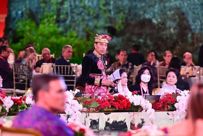 presiden Jokowi saat jamuan makan malam KTT G20 di Garuda Wisnu Kencana (GWK) Badung, Bali, Selasa (15/11/2022) malam. (ist)