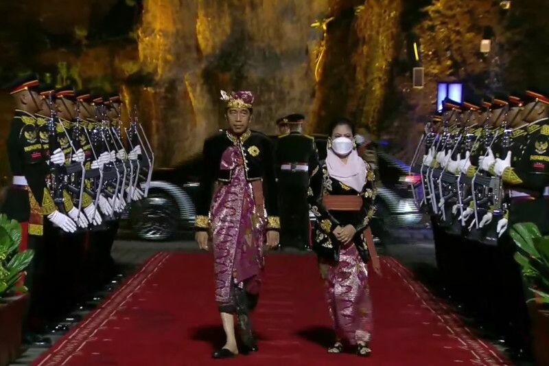 Tangkapan layar Presiden Joko Widodo dan Ibu Negara Iriana Joko Widodo mengenakan baju adat Bali saat jamuan makan malam KTT G20, di GWK, Bali, Selasa (15/11/2022) malam. (ant)