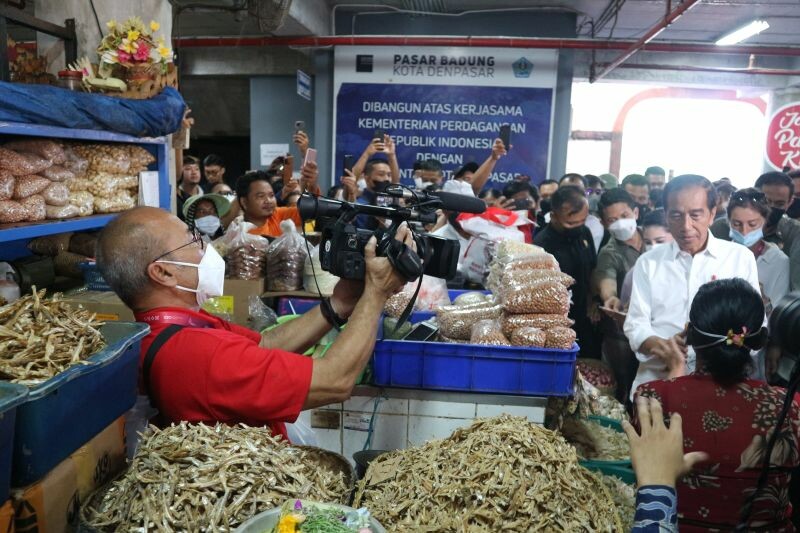 Presiden Joko Widodo meminjau Pasar Badung, di Denpasar, Bali, Kamis (17/11/2022). (ant)