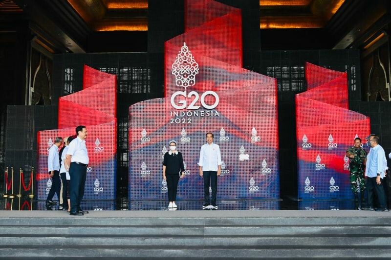 Presiden RI Joko Widodo didampingi sejumlah menteri Kabinet Indonesia Maju, meninjau kesiapan penyelenggaraan KTT G20 di Bali, Selasa (8/11/2022). (ant)
