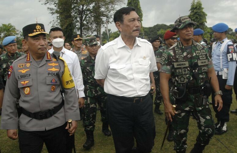 Menteri Koordinator (Menko) Bidang Kemaritiman dan Investasi Luhut Binsar Pandjaitan (tengah), Panglima TNI Jenderal TNI Andika Perkasa (kanan), dan Kapolri Jenderal Pol Listyo Sigit Prabowo (kiri) memeriksa kesiapan anggota TNI saat apel gelar pasukan dalam rangka pengamanan VVIP Presidensi G20 di Denpasar, Bali, Senin (7/11/2022). (ant)