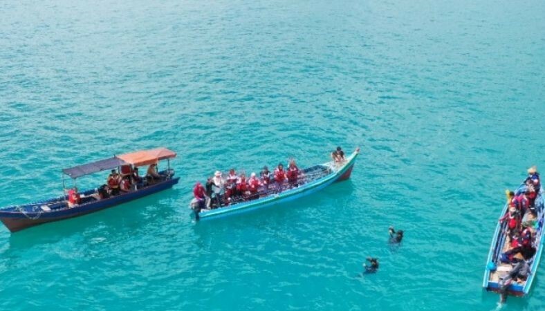 Saat PT Timah Tbk bekerja sama Nelayan KUB Bina Sejahtera Bersama Desa Deniang Kabupaten Bangka kembali menebar coral garden di Perairan Bedukang