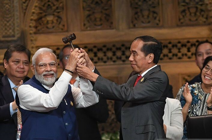 Presiden Joko Widodo (kanan) menyerahkan palu kepemimpinan G20 kepada Perdana Menteri India Narendra Damodardas Modi (kiri) pada penutupan Working Session 3 KTT G20 Indonesia 2022 di Nusa Dua, Bali, Rabu (16/11/2022). (ant)