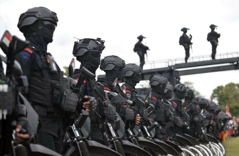Anggota Brimob Polri mengikuti apel gelar pasukan Operasi Puri Agung 2022 dalam rangka pengamanan Konferensi Tingkat Tinggi (KTT) G20 di Denpasar, Bali, Senin (7/11/2022). Operasi Puri Agung yang mulai digelar pada 8-17 November 2022 tersebut melibatkan 9.700 personel Polri dan 3.669 pasukan cadangan yang disiagakan untuk mengamankan pelaksanaan KTT G20 di Bali. (ant)