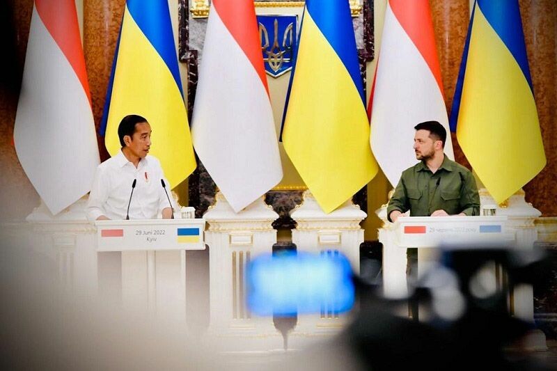 Presiden RI Joko Widodo (kiri) dan Presiden Ukraina Volodymyr Zelensky saat menyampaikan pernyataan pers bersama usai pertemuan kedua pemimpin di Istana Maryinsky, Kyiv, Ukraina, Rabu (29/6/2022). (ant)