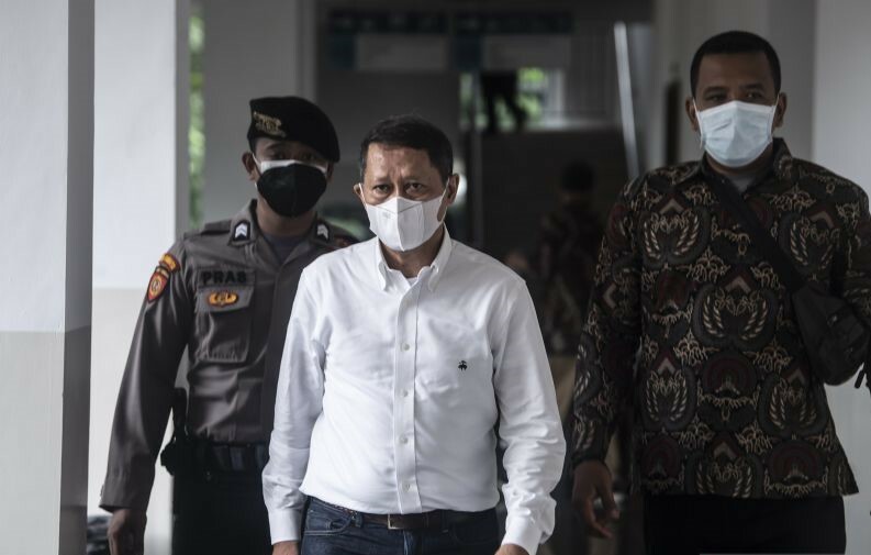 Terdakwa kasus dugaan korupsi pengadaan tiga unit Quay Container Crane (QCC) di PT Pelindo II pada tahun 2010, Richard Joost Lino berjalan untuk mengikuti sidang pembacaan tuntutan oleh Jaksa Penuntut Umum di Pengadilan Tipikor, Jakarta, Kamis (11/11/2021). (ant)