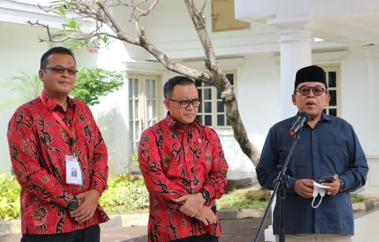 Kepala Lembaga Administrasi Negara (LAN) Dr. Adi Suyanto (kiri), Menteri Pendayagunaan Aparatur Negara dan Reformasi Birokrasi Azwar Anas )tengah) dan Juru Bicara Wapres Masduki Baidlowi di Istana Wakil Presiden, Jakarta, Rabu (16/11/2022).. (ant)