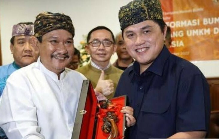 Menteri BUMN Erick Thohir saat mengunjungi tokoh sesepuh Jabar HD Sutisno, di Bandung, Jawa Barat, Jumat (2/12/2022). (ant)