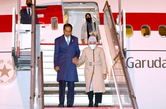 Presiden Joko Widodo dan Ibu Iriana tiba di Bandara Abelag, Brussels , Belgia, sekitar pukul 18.00 waktu setempat, Selasa (13/12/2022). (ist)
