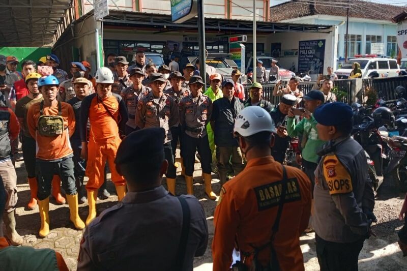 Puluhan personel Tim SAR Gabungan bersiap melakukan pencarian korban longsor disertai banjir lumpur di Kabupaten Sumedang, Jawa Barat, Minggu (18/12/2022). (ant)