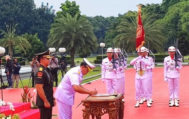Panglima TNI Laksamana TNI Yudo Margono bersama Jenderal TNI Andika Perkasa menandatangani naskah serah terima jabatan dalam upacara Sertijab Panglima TNI di Plaza Mabes TNI Cilangkap, Jakarta Timur, Selasa (20/12/2022). (ant)