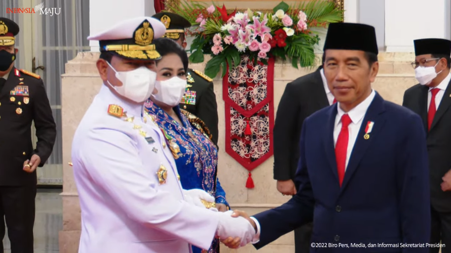 Presiden Jokowi memberikan selamat kepada Panglima TNI Laksamana Yudo Margono usai ucap sumpah jabatan Panglima TNI, Jakarta, Senin (19/12/2022). (youtube/sekpres)