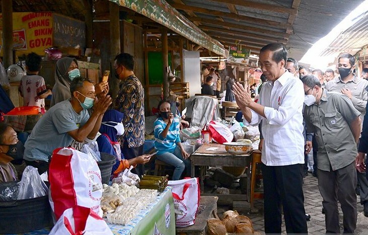 Presiden Joko Widodo menyapa sejumlah pedagang usai membagikan Bantuan Langsung Tunai (BLT) dan sembako di Pasar Malang Jiwan Colomadu, Kabupaten Karanganyar, Jawa Tengah, Senin (21/11/2022). (ant)