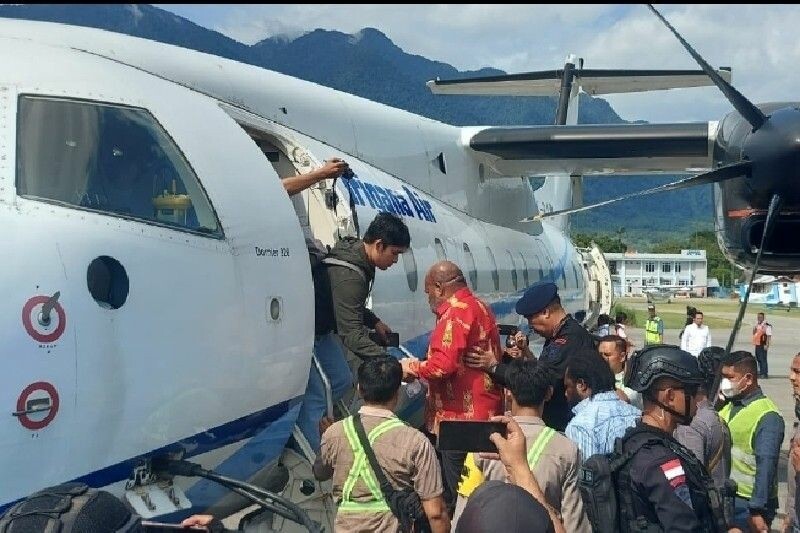 Gubernur Papua Lukas Enembe sesaat sebelum diterbangkan ke Jakarta bersama penyidik KPK, Selasa (10/1/2023). (ant)