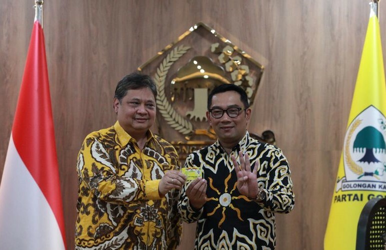 Ketua Umum Partai Golkar Airlangga Hartanto (kiri) menyerahkan KTA Partai Golkar pada Gubernur Jawa Barat Ridwan Kamil saat pertemuan Partai Golkar di Kantor DPP Partai Golkar, Jakarta, Rabu (18/1/2023). (ant)