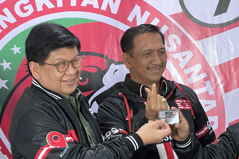Ketua Umum PKN Gede Pasek Suardika (kanan) bersama mantan Menteri BUMN era pemerintahan Presiden Keempat RI Gus Dur dan Presiden Kelima RI Megawati Soekarnoputri, Laksamana Sukardi (kiri) di Kantor Pimpinan Nasional PKN, Menteng, Jakarta Pusat, Selasa (21/2/2023). (ant)