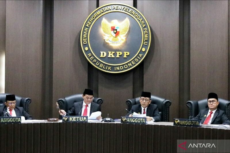 Suasana sidang pembacaan putusan pelanggaran Kode Etik Penyelenggara Pemilu (KEPP) di Ruang Sidang DKPP, Jakarta, Rabu (1/2/2023). (ant)