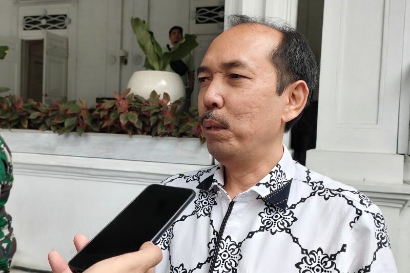 Wakil Ketua Komisi II DPR RI Yanuar Prihatin saat diwawancarai ANTARA saat kunjungan di Balai Kota Bogor, Selasa (14/2/2023). (ant)