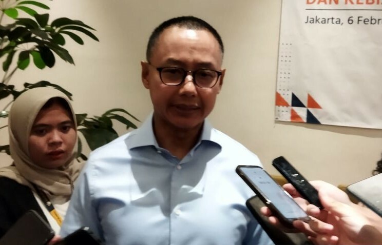 Wakil Ketua Komisi VII DPR RI Eddy Soeparno memberikan keterangan kepada wartawan usai menghadiri peluncuran laporan Institute for Energy Economics and Financial Analysis (IEEFA): "Menelisik Dinamika Industri Otomotif dan Kebijakan Kendaraan Listrik" di Jakarta, Senin (6/2/2023). (ant)