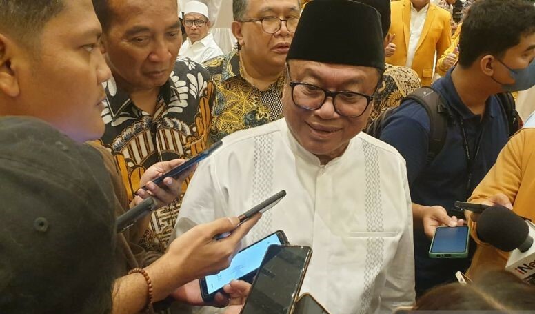 Ketua Umum DPP Partai Hanura Oesman Sapta Odang memberikan keterangan pers di Jakarta, Sabtu (22/4/2023). (ant)