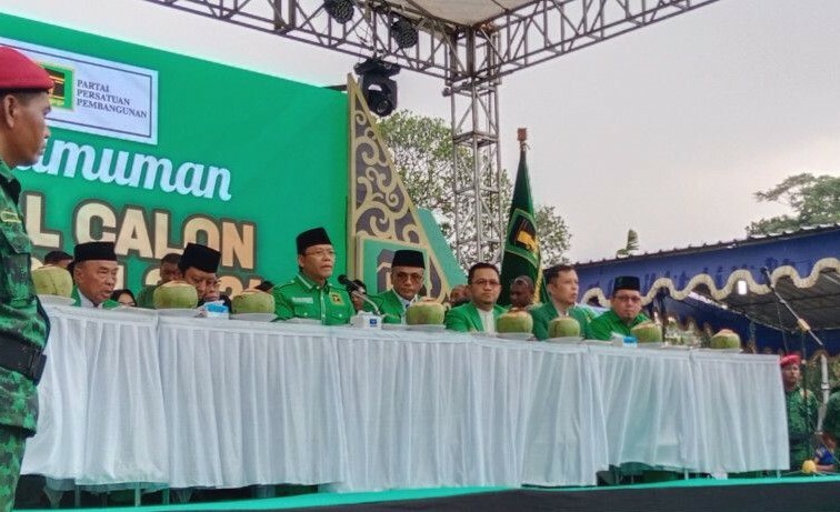 Pelaksana Tugas (Plt) Ketua Umum PPP Muhamad Mardiono mengumumkan Ganjar Pranowo sebagai Caprers Pemilu 2024 di kediamannya di Sleman, Daerah Istimewa Yogyakarta (DIY), Rabu (26/4/2023). (ant)