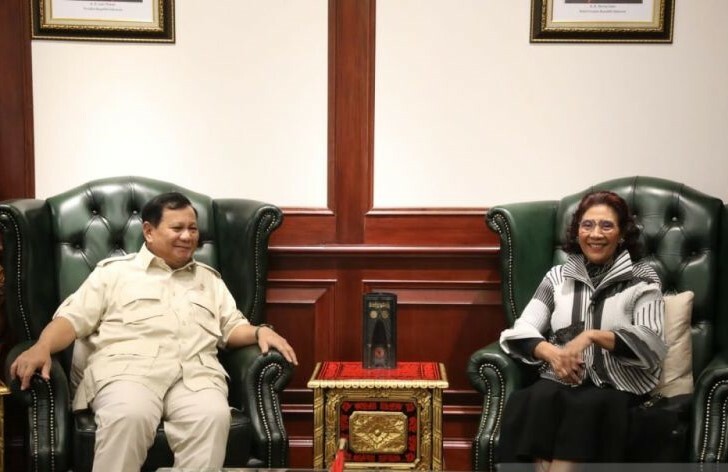Mantan Menteri Kelautan dan Perikanan RI Susi Pudjiastuti menemui Menteri Pertahanan RI Prabowo Subianto di Ruang Tamu Menteri Pertahanan, Jakarta, Rabu (12/4/2023). (ant)