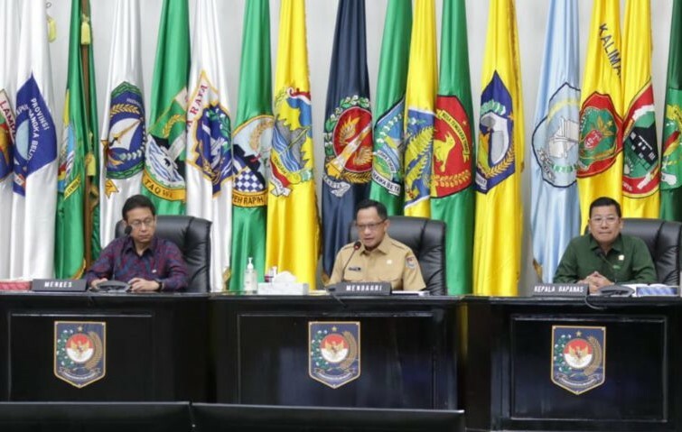 Menteri Dalam Negeri (Mendagri) Muhammad Tito Karnavian saat memimpin Rapat Koordinasi Pengendalian Inflasi Daerah dan Sosialisasi RUU Kesehatan di Gedung Sasana Bhakti Praja (SBP) Kantor Pusat Kementerian Dalam Negeri (Kemendagri), Jakarta, Senin (17/4/2023). (ant)